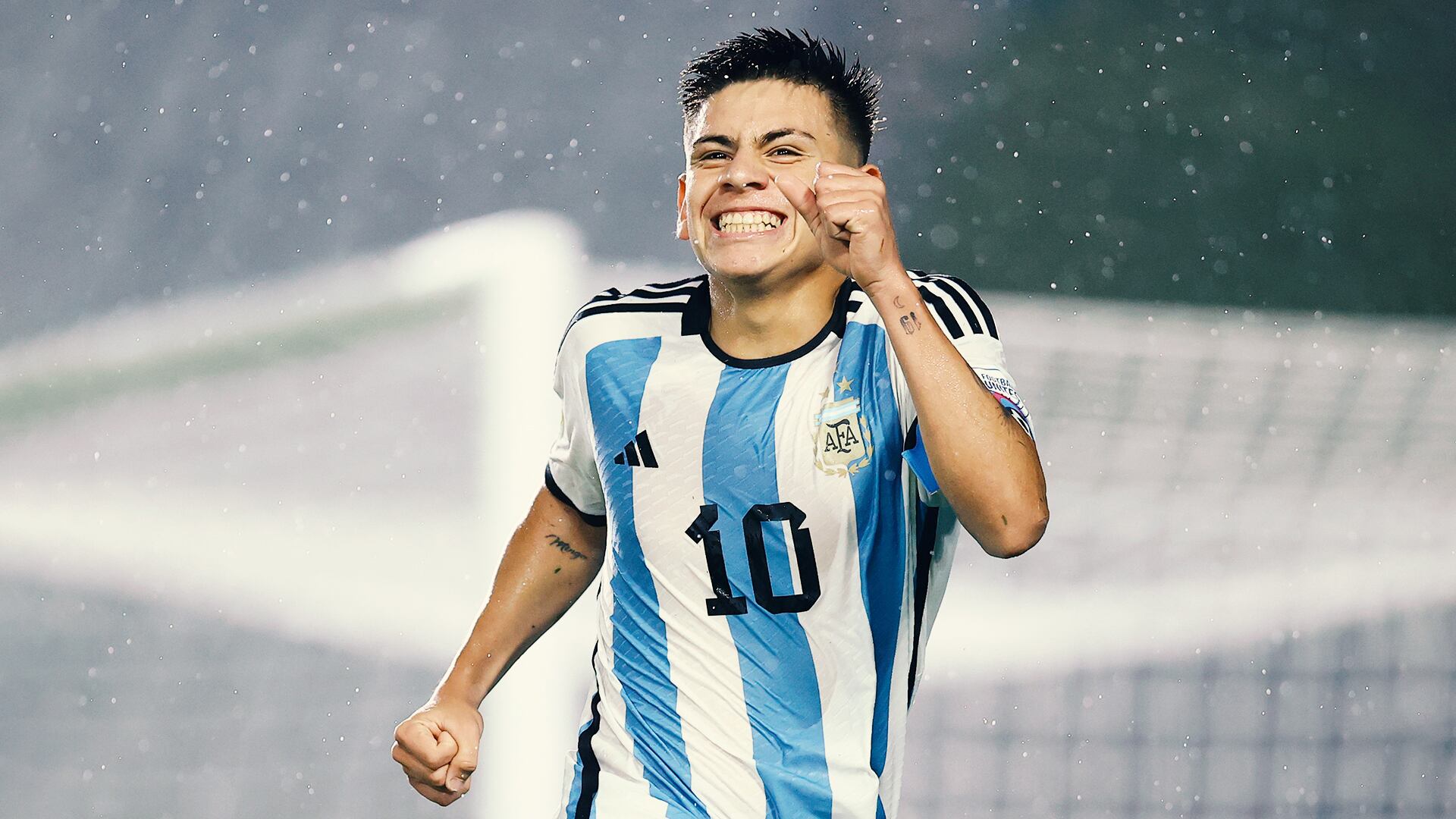 Bandung, Java, Indonesia - 21 de noviembre: Claudio Erevarry de Argentina celebra el tercer gol de la Copa Mundial FIFA U -17 entre Argentina y Venezuela, en el Bondang de Java el 21 de noviembre de 2023 ..