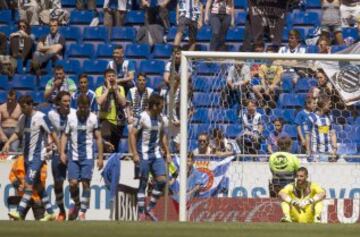 El guardamenta del Espanyol, Casilla, tras encajar un gol durante el partido que disputaron hoy contra la UD Almería, correspondiente a la 35ª jornada de Liga BBVA, esta mañana en Cornellá-El Prat. 