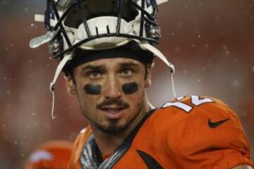 Paxton Lynch practicando su mirada de "Acero Azul" antes de salir a jugar en Tampa. No te lo creas tanto que Tom Brady es m¨¢s guapo que t¨² y vuelve ya.