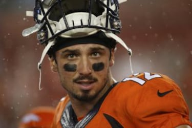 Paxton Lynch practicando su mirada de "Acero Azul" antes de salir a jugar en Tampa. No te lo creas tanto que Tom Brady es más guapo que tú y vuelve ya.