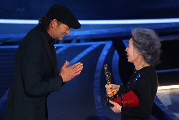 Troy Kotsur recoge el premio a mejor actor secundario por su actuación en CODA.