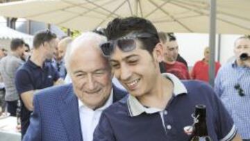Blatter se presta a un selfie de un fan.