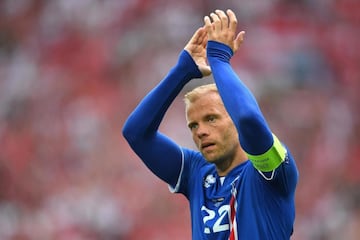 Uno de los casos más curiosos es el del ex futbolista del Barcelona, pues entró de cambio por su padre en un encuentro de la Selección de Islandia.