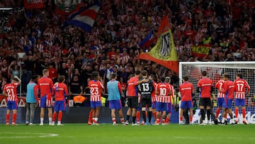 Atletico Madrid's players wait after Atletico Madrid's supporters sent items on the pitch following Brazilian defender #03 Eder Militao's goal during the Spanish league football match between Club Atletico de Madrid and Real Madrid CF at the Metropolitano stadium in Madrid on September 29, 2024. (Photo by OSCAR DEL POZO / AFP)