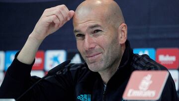 GRAF1799. MADRID, 01/12/2017.- El entrenador del Real Madrid, Zidedine Zidane, ofrece una rueda de prensa en la Ciudad Deportiva de Valdebebas tras el entrenamiento del equipo previo al partido de la 14º jornada de la Liga que disputará mañana el conjunto merengue contra el Athletic de Bilbao en el nuevo San Mamés. EFE/ Victor Lerena