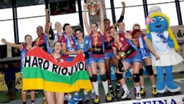 Las chicas del Haro Rioja celebran el t&iacute;tulo de la Copa de la Reina logrado el 10 de febrero.