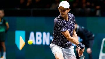 El tenista italiano Jannik Sinner devuelve una bola ante el belga David Goffin durante su partido en el ABN AMRO World Tennis de Rotterdam.