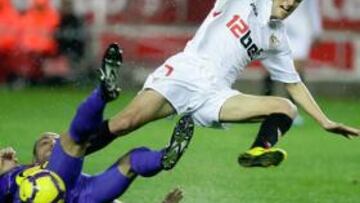 <b>IMPARABLE. </b>Jesús Navas, arrollado por Mario, volvió a firmar bajo la lluvia de Sevilla otro partido de bandera que acerca a los de Nervión a la final de la Copa del Rey.