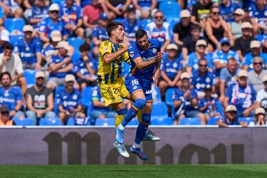 El golpe se produjo durante el minuto nueve de encuentro cuando ambos jugadores chocaron tras buscar un balón largo en diagonal. Al momento salieron las asistencias para atender a ambos jugadores.