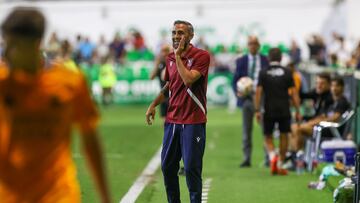 Aitor Martínez dirigiendo un encuentro del Atlético Sanluqueño.