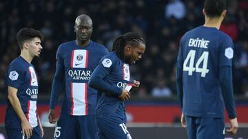 Paris Saint-Germain's Portuguese midfielder Renato Sanches (C) walks off on injury during the French L1 football match between Paris Saint-Germain (PSG) and Toulouse FC at the Parc des Princes stadium in Paris on February 4, 2023. (Photo by FRANCK FIFE / AFP)