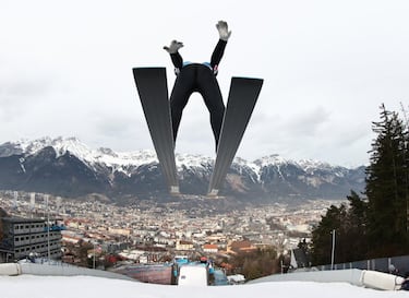 La localidad austriaca de Innsbruck luce sus mejores galas para acoger, el 2 y el 3 de enero, el torneo anual de las Cuatro Colinas, correspondiente a la Copa del Mundo de saltos de esquí. En la imagen, el esloveno Anze Lanisek realiza un salto durante un entrenamiento frente a una bella panorámica de la ciudad, a los pies de Los Alpes.