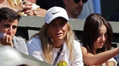 Wimbledon (United Kingdom), 07/07/2023.- Paula Badosa (C) attends the Men's Singles 2nd round match of her boyfriend Stefanos Tsitsipas of Greece against Andy Murray of Britain at the Wimbledon Championships, Wimbledon, Britain, 07 July 2023. (Tenis, Grecia, Reino Unido) EFE/EPA/NEIL HALL EDITORIAL USE ONLY
