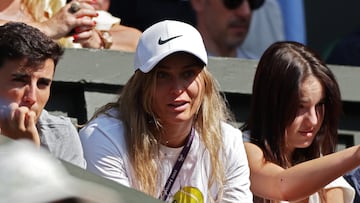 Wimbledon (United Kingdom), 07/07/2023.- Paula Badosa (C) attends the Men's Singles 2nd round match of her boyfriend Stefanos Tsitsipas of Greece against Andy Murray of Britain at the Wimbledon Championships, Wimbledon, Britain, 07 July 2023. (Tenis, Grecia, Reino Unido) EFE/EPA/NEIL HALL EDITORIAL USE ONLY
