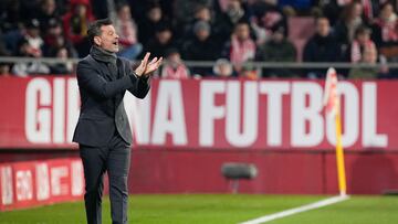 GIRONA, 20/12/2024.- El entrenador del Valladolid, Diego Cocca, durante el partido de LaLiga entre el Girona y el Valladolid en el estadio Montilivi de Girona este viernes. EFE/ David Borrat
