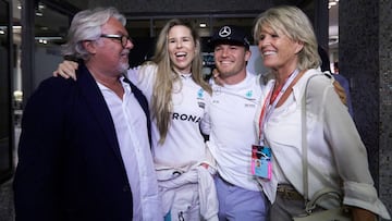 Nico Rosberg junto a su padre, su mujer y su madre tras ganar el título en Abu Dhabi.
