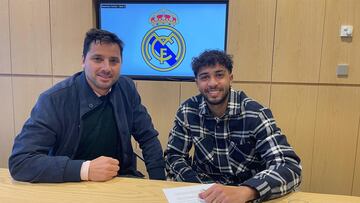 Edgar Pujol y su agente, en la firma del contrato que le une al Real Madrid hasta 2027.