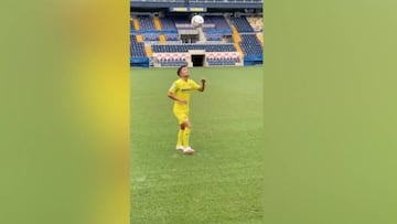 Kubo se lució en la presentación: recital de malabares en su primer día con la camiseta del Villarreal