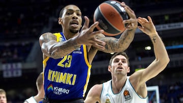 GRAF092. MADRID, 02/11/2017.- Thomas, del Khimki (i), ante el escolta del Real Madrid Fabien Causeur (d), durante el partido de la quinta jornada de Euroliga que disputan en el Wizink Center e Madrid. EFE / Rodrigo Jimenez