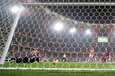 3-0. Roony Bardghji dentro del área, amaga hacia dentro para irse por fuera y tirar cruzado con la derecha. Unai Simón falla y deja pasar el balón por debajo de su cuerpo.