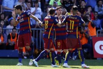 Los jugadores celebran el 0-1 de Luis Suárez. 