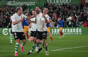 Alves espera turno para volver a la defensa