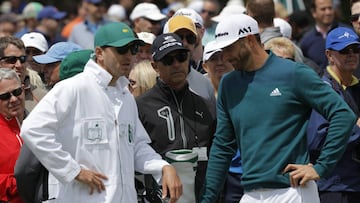 Dustin Johnson, junto a su caddie Austin Johnson, tras abandonar en el Masters de Augusta tras sufrir una caída antes del inicio del torneo.