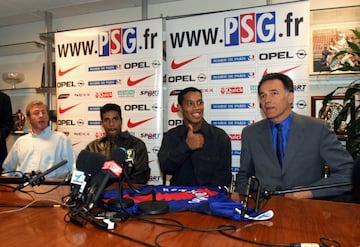 El 10 de abril de 2001 Ronaldinho fue presentado como nuevo jugador del PSG. Este fichaje no estuvo exento de polémica que finalmente acabó con un dictamen de la FIFA por el cual el club parisino tenía que pagar 5 millones de dólares al Gremio. 
 
 