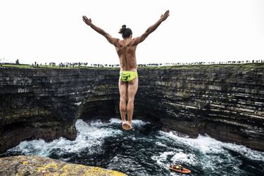 Catalin Preda, de Rumanía, salta desde la plataforma de roca de 27,5 metros de altura durante el primer día de las Series Mundiales de Red Bull Cliff Diving, una competición que no es apta, sin ninguna duda, para personas que padezcan de vértigo. Lo que es innegable es que la instantánea capta una imagen espectacular.

