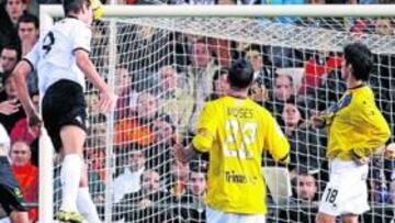 <b>BUEN CABEZAZO. </b>Nikola Zigic marcó así el único gol del partido que le dio al Valencia la victoria en el minuto 93.