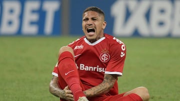 Soccer Football - Brasileiro Championship - Cruzeiro v Internacional - Mineirao Stadium, Belo Horizonte, Brazil - October 5, 2019   Internacional&#039;s Paolo Guerrero after sustaining an injury   REUTERS/Washington Alves