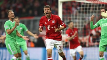 MUNICH, GERMANY - OCTOBER 19:  Thomas Mueller of Muenchen celebrates scoring the opening goal during the UEFA Champions League group D match between FC Bayern Muenchen and PSV Eindhoven at Allianz Arena on October 19, 2016 in Munich, Germany.  (Photo by A