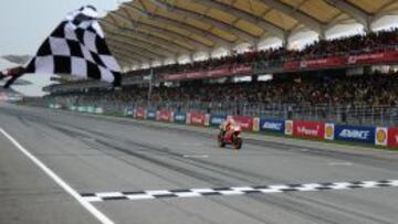 VICTORIOSO. Dani Pedrosa cruza la meta en el circuito de Sepang.