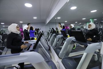 Sesión matutina de entrenamiento en un gimnasio local en Qatif.