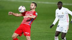 Soldado controla ante Mendy durante el Real Madrid - Granada.