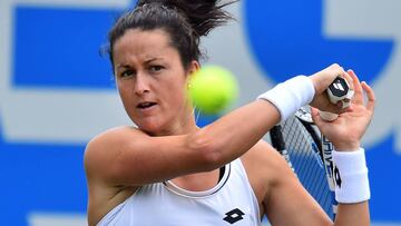 Lara Arruabarrena golpea la bola durante un partido.