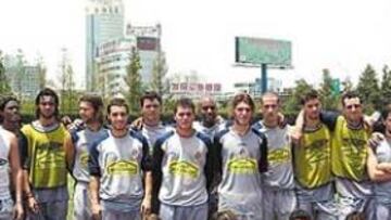 <b>LOS HOMBRES DE CHINA. </b>Foto de familia de la expedición blanquiazul a China, en esta pretemporada 2005-06. El equipo regresará a Barcelona el viernes tras la primera estadía.