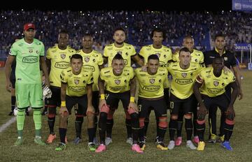 Mismo nombre y un escudo similar. La inspiraci¨®n del equipo ecuatoriano de Guayaquil radica en la fundaci¨®n. Aunque dentro de iniciadores del club hay un grupo de espa?oles afincado en Guayaquil y otro de ecuatorianos, al final pes¨® m¨¢s la influencia de los espa?oles, catalanes y aficionados al Barcelona, para dar el nombre al club. Originariamente la camiseta y el escudo utilizaban los colores de la bandera catalana. Posteriormente el escudo asimil¨® el del Barcelona espa?ol con peque?as modificaciones.