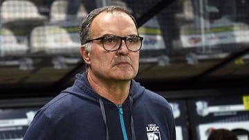 Lille&#039;s Argentinian head coach Marcelo Bielsa attends  the French L1 football match between Amiens (ASC) and Lille (LOSC) on November 20, 2017, at the Licorne Stadium in Amiens, northern France. / AFP PHOTO / FRANCOIS LO PRESTI