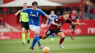 MIRANDA DE EBRO (BURGOS), 15/06/2025.- El centrocampista francés del Mirandés Mathis Lachuer (d) disputa un balón ante el defensa del Real Oviedo Oier Luengo durante el partido de ida de la final de ascenso a Primera División que CD Mirandés y Real Oviedo disputan este domingo en Miranda de Ebro. EFE/David Pérez-Cejuela
