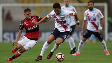 Te&oacute;filo Guti&eacute;rrez con la marca de Gustavo Cu&eacute;llar en el juego de ida de la semifinal de Copa Sudamericana entre Flamengo y Junior en el Maracan&aacute;.