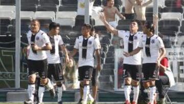 El jugador de Colo Colo Esteban Paredes, derecha, celebra su segundo gol contra O'Higgins durante el partido de primera división disputado en el estadio Monumental de Santiago, Chile.