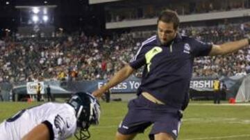 <b>PROTAGONISTA EN FILADELFIA. </b>Higuaín salió en el descanso del Eagles-Steelers y se atrevió a patear un 'field-goal'.