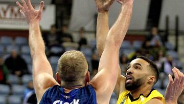 GRAF130. SAN SEBASTIÁN, 07/01/2018.- El base estadounidense del Iberostar Tenerife, Davin White (d), entra a canasta ante el pívot británico del GBC, Daniel Clark (i), en el partido de la jornada 15 de la Liga Endesa jugado hoy en el