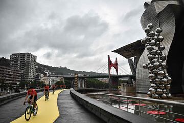 Los corredores del Team Arkea-Samsic pasan junto al Museo Guggenheim de Bilbao durante la presentación de la edición 2023 del Tour de Francia.