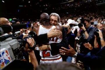 Michael Jordan y Phil Jackson se abrazan. Es 1997. Una imagen que simbolizó el éxito en el deporte.
