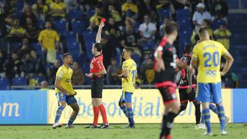 El árbitro expulsa a David García.