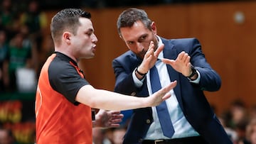 El entrenador del Morabanc Andorra, Natxo Lezkano, durante el partido de la jornada 16 de la Liga Endesa ante el Joventut.