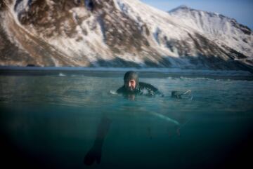 La nieve, la baja temperatura del agua... Nada detiene a estos surfistas que una temporada más disfrutan de la islas noruegas de Lofoten, en pleno Círculo Ártico.  