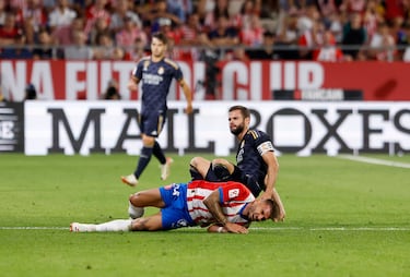 Fuerte entrada del jugador del Real Madrid, Nacho, al jugador del Girona, Portu, con los tacos por delante y a unos pocos minutos del final del encuentro. 
